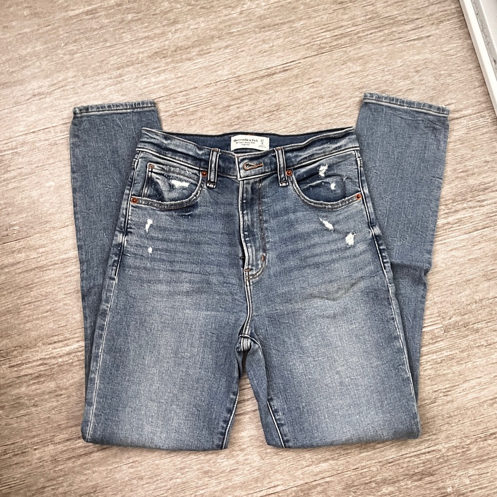 ABERCROMBIE SKINNY HIGH RISE JEANS